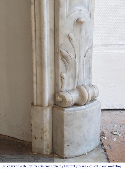 Cheminée de style Louis XV richement décorée de coquilles et de feuilles d'acanthe sculptée en marbre de Carrare-9