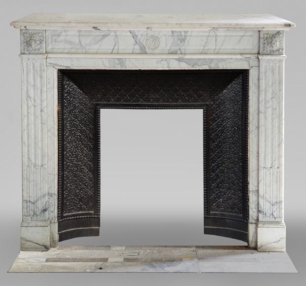 Cheminée de style Louis XVI au tournesol sculptée en marbre Arabescato-0