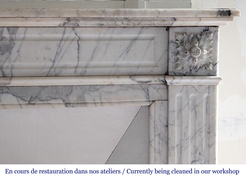Cheminée de style Louis XVI au tournesol sculptée en marbre Arabescato-6