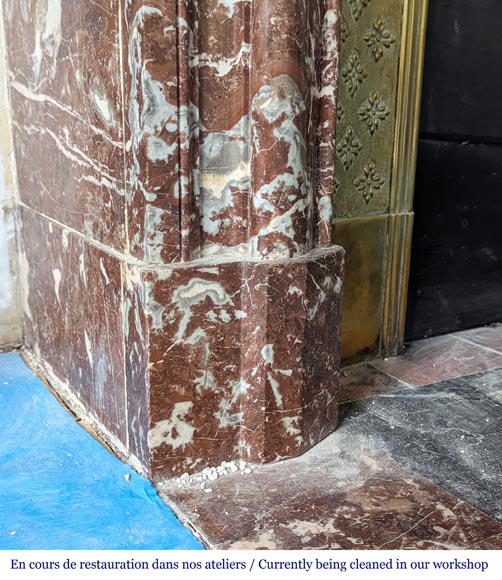Cheminée de style Louis XIV en marbre Rouge du Nord avec intérieur en laiton-4