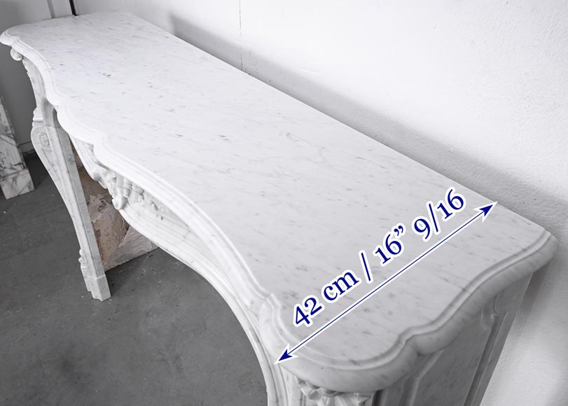 Cheminée de style Louis XV en marbre de Carrare, décorée d'une coquille fleurie-13