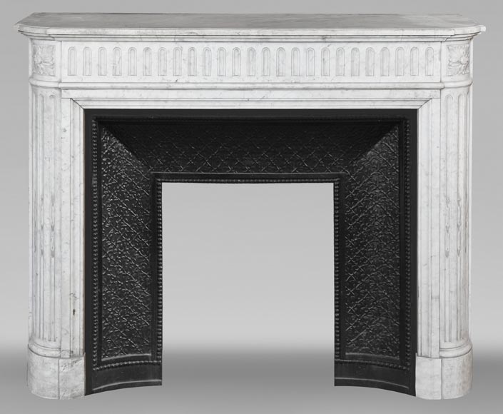 Cheminée de style Louis XVI en marbre de Carrare aux coins arrondis, décorée de rudenture-0