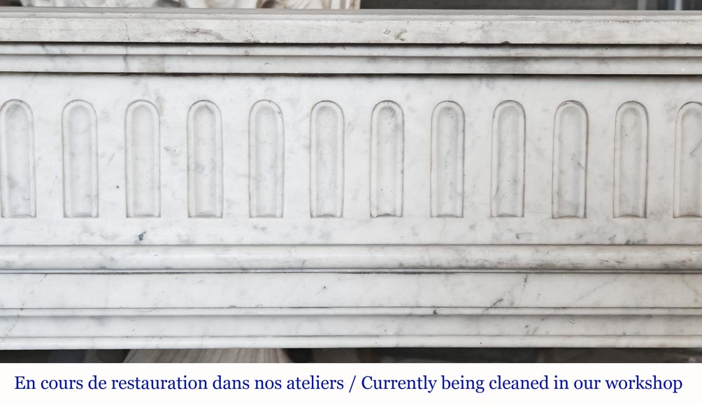 Cheminée de style Louis XVI en marbre de Carrare aux coins arrondis, décorée de rudenture-1