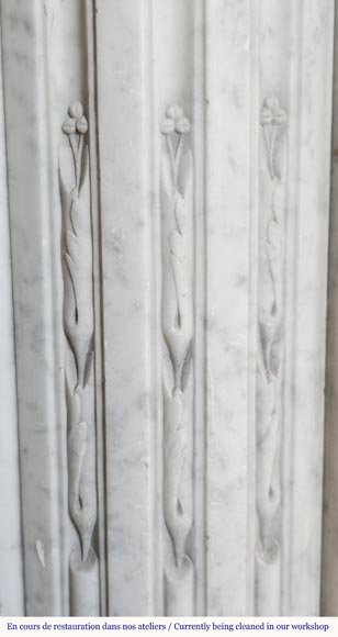 Cheminée de style Louis XVI en marbre de Carrare aux coins arrondis, décorée de rudenture-4