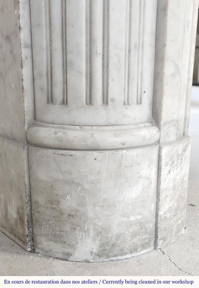 Cheminée de style Louis XVI en marbre de Carrare aux coins arrondis, décorée de rudenture-5