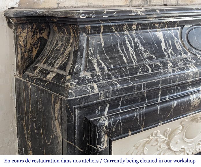 Cheminée de style Louis XIV à acrotère en marbre noir Marquina-3