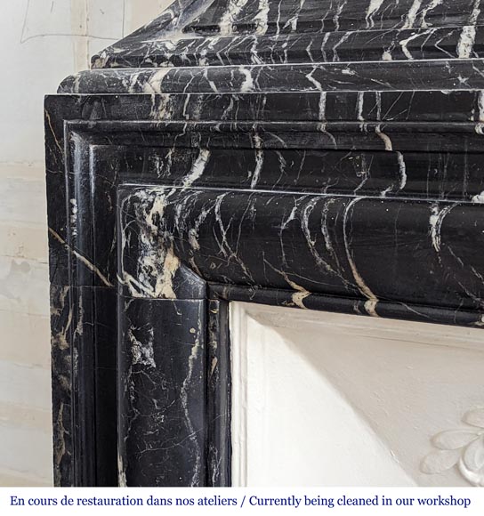 Cheminée de style Louis XIV à acrotère en marbre noir Marquina-4