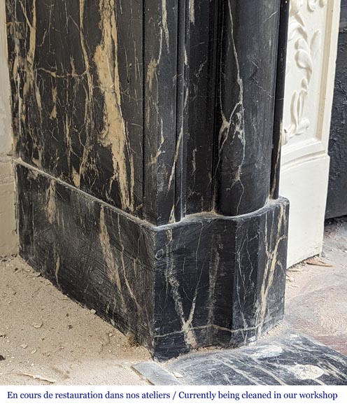 Cheminée de style Louis XIV à acrotère en marbre noir Marquina-5