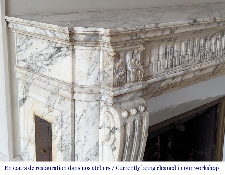 Cheminée de style Louis XVI à cannelures rudentées et chapiteaux sculptés en marbre Arabescato très veiné-3