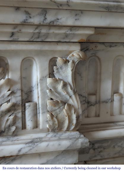 Cheminée de style Louis XVI à cannelures rudentées et chapiteaux sculptés en marbre Arabescato très veiné-4