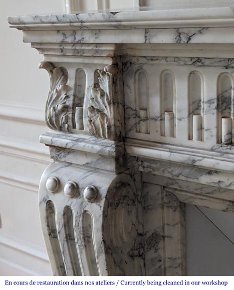 Cheminée de style Louis XVI à cannelures rudentées et chapiteaux sculptés en marbre Arabescato très veiné-5