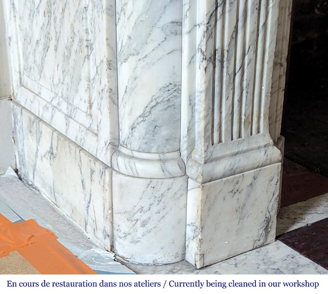 Cheminée de style Louis XVI à cannelures rudentées et chapiteaux sculptés en marbre Arabescato très veiné-6