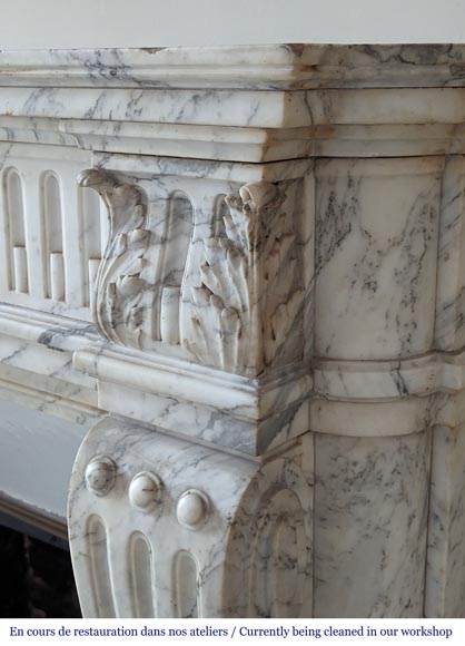 Cheminée de style Louis XVI à cannelures rudentées et chapiteaux sculptés en marbre Arabescato très veiné-8