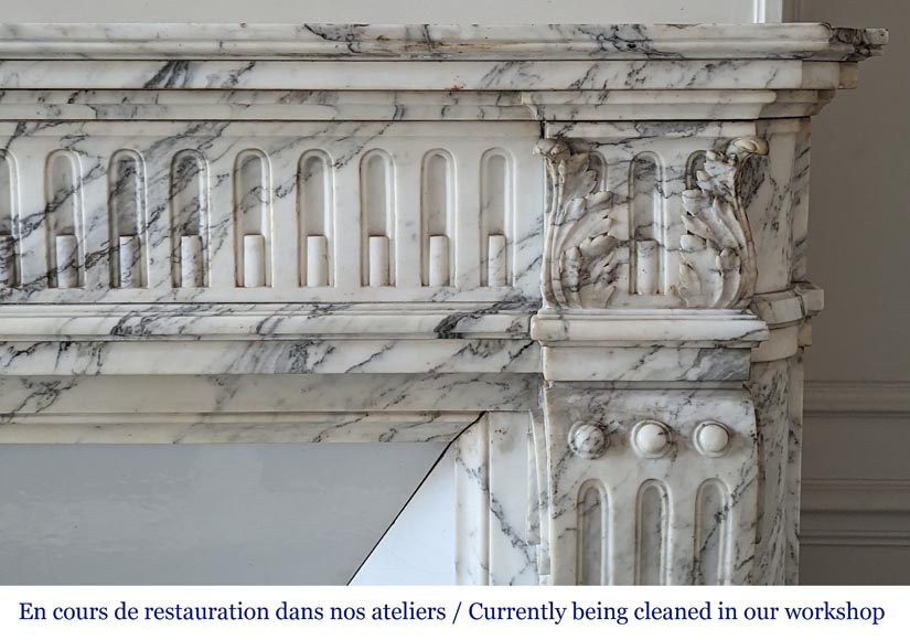 Cheminée de style Louis XVI à cannelures rudentées et chapiteaux sculptés en marbre Arabescato très veiné-9