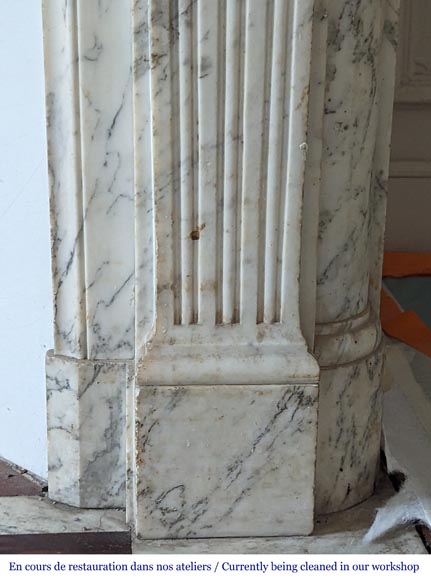 Cheminée de style Louis XVI à cannelures rudentées et chapiteaux sculptés en marbre Arabescato très veiné-10