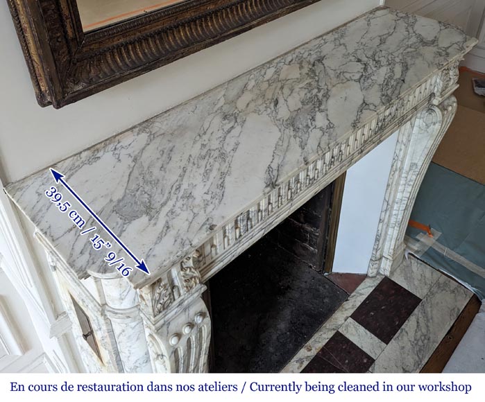 Cheminée de style Louis XVI à cannelures rudentées et chapiteaux sculptés en marbre Arabescato très veiné-12
