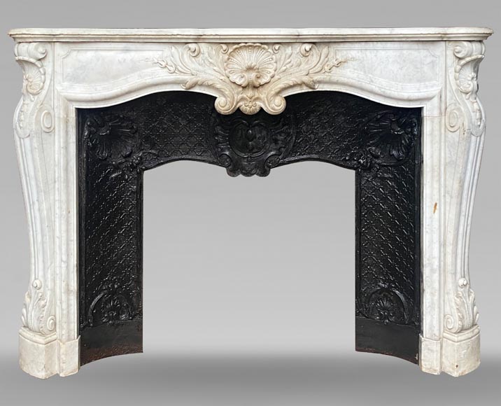 Cheminée de style Louis XV avec coquille encadrée de palmettes sculptée en marbre de Carrare-0