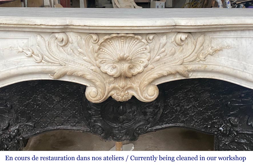 Cheminée de style Louis XV avec coquille encadrée de palmettes sculptée en marbre de Carrare-1