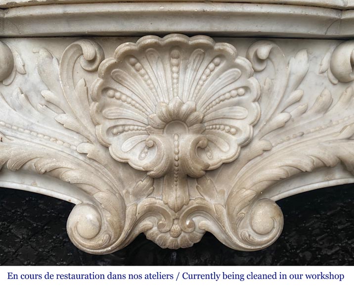 Cheminée de style Louis XV avec coquille encadrée de palmettes sculptée en marbre de Carrare-2