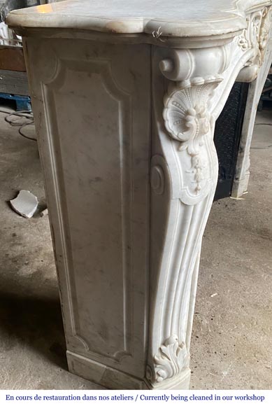 Cheminée de style Louis XV avec coquille encadrée de palmettes sculptée en marbre de Carrare-3