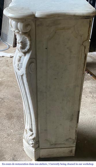 Cheminée de style Louis XV avec coquille encadrée de palmettes sculptée en marbre de Carrare-4