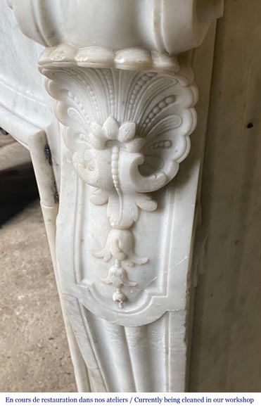 Cheminée de style Louis XV avec coquille encadrée de palmettes sculptée en marbre de Carrare-5