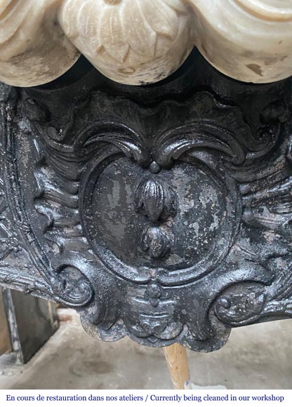 Cheminée de style Louis XV avec coquille encadrée de palmettes sculptée en marbre de Carrare-7