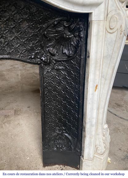 Cheminée de style Louis XV avec coquille encadrée de palmettes sculptée en marbre de Carrare-8