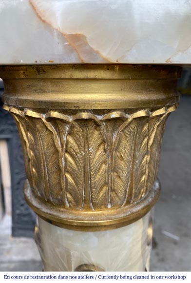 Cheminée de style Empire en onyx, à colonnes détachées et chapiteaux en bronze doré-3