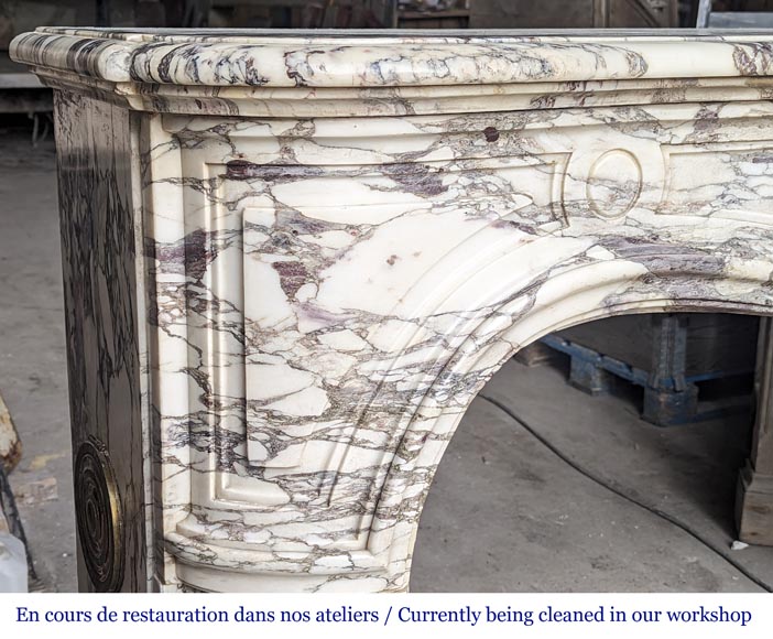 Importante cheminée de style Régence richement sculptée en marbre brèche violette-7