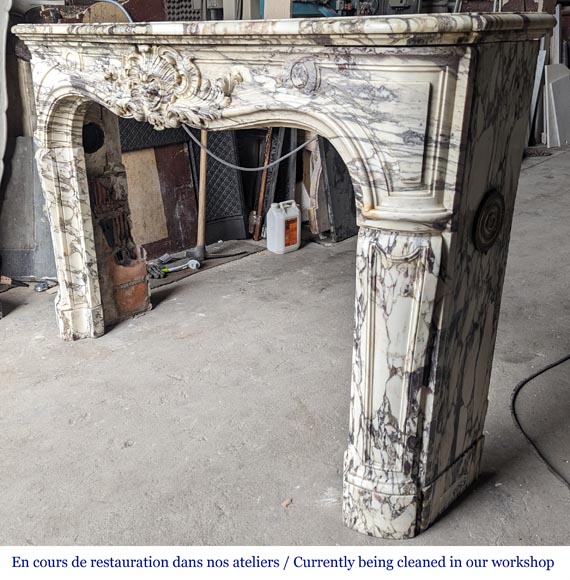 Importante cheminée de style Régence richement sculptée en marbre brèche violette-10