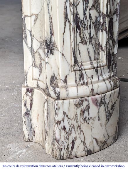 Importante cheminée de style Régence richement sculptée en marbre brèche violette-12