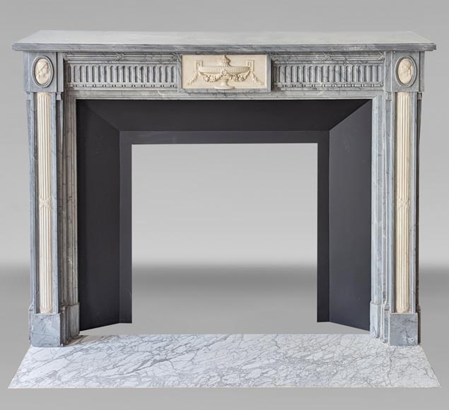 Cheminée de style Louis XVI bicolore à demi colonnes en marbre Turquin et statuaire-0