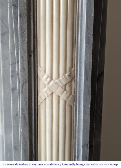 Cheminée de style Louis XVI bicolore à demi colonnes en marbre Turquin et statuaire-7