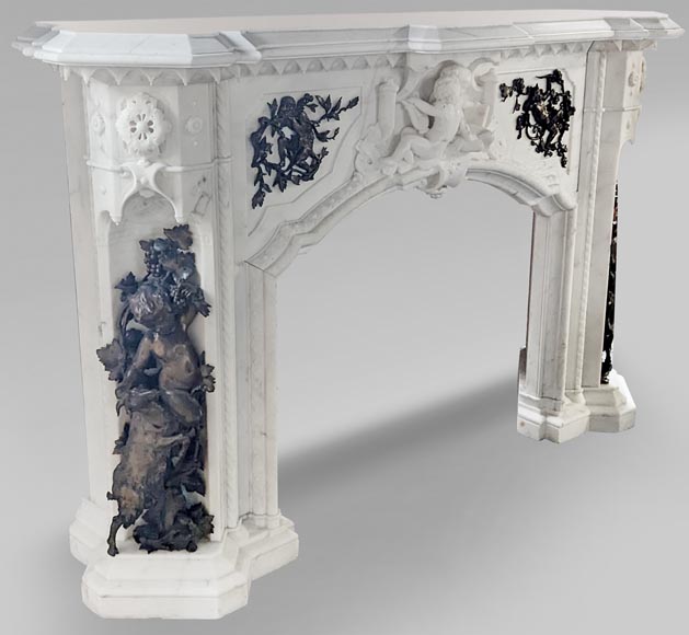 Cheminée italienne du XIXe siècle en marbre de Carrare à décor de putti sculpté et en bronze patiné-0