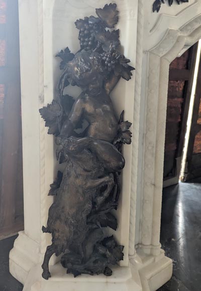 Cheminée italienne du XIXe siècle en marbre de Carrare à décor de putti sculpté et en bronze patiné-6
