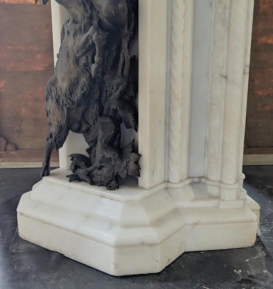Cheminée italienne du XIXe siècle en marbre de Carrare à décor de putti sculpté et en bronze patiné-7