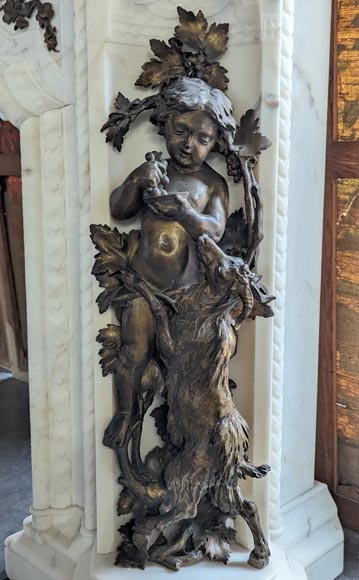 Cheminée italienne du XIXe siècle en marbre de Carrare à décor de putti sculpté et en bronze patiné-13
