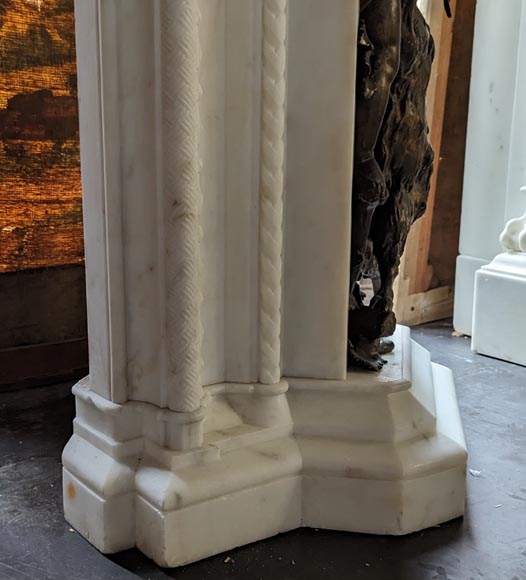 Cheminée italienne du XIXe siècle en marbre de Carrare à décor de putti sculpté et en bronze patiné-15
