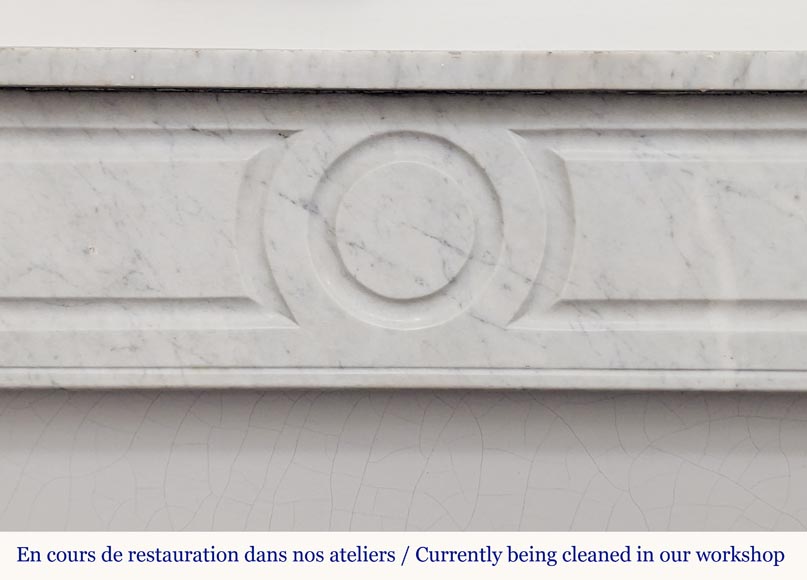 Cheminée de style Louis XVI aux angles coupés sculptée en marbre de Carrare-1