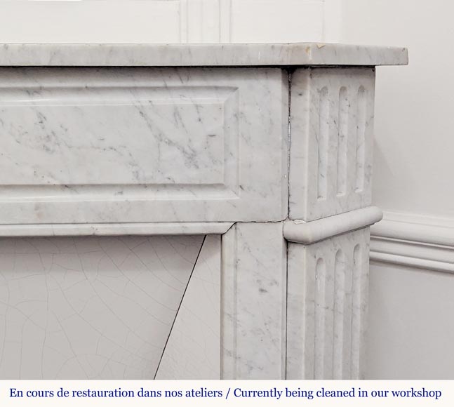 Cheminée de style Louis XVI aux angles coupés sculptée en marbre de Carrare-6