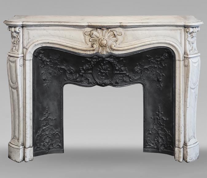 Cheminée de style Louis XV en marbre de Carrare ornée d'une palmette-0