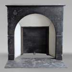 Cheminée d'époque Restauration en arche en marbre noir moucheté