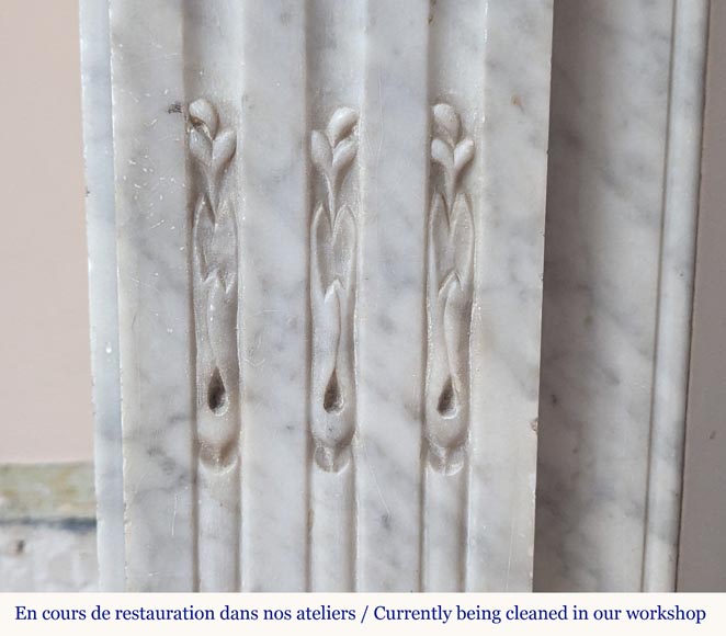 Cheminée de style Louis XVI en marbre de Carrare ornée de tournesols et à pieds cannelés-4