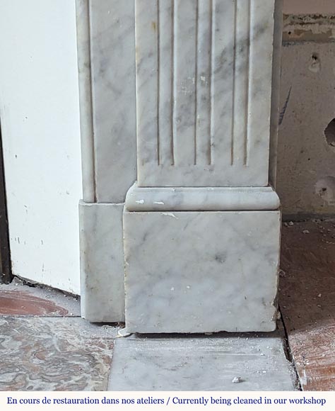 Cheminée de style Louis XVI en marbre de Carrare ornée de tournesols et à pieds cannelés-8