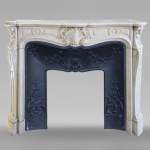 Cheminée de style Louis XV en marbre de Carrare décorée d'une palmette