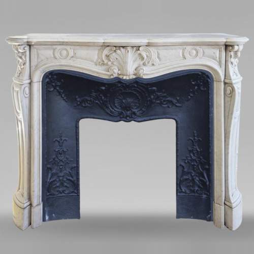 Cheminée de style Louis XV en marbre de Carrare décorée d'une palmette