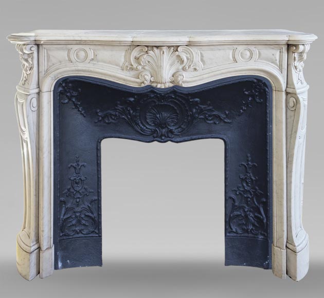 Cheminée de style Louis XV en marbre de Carrare décorée d'une palmette-0