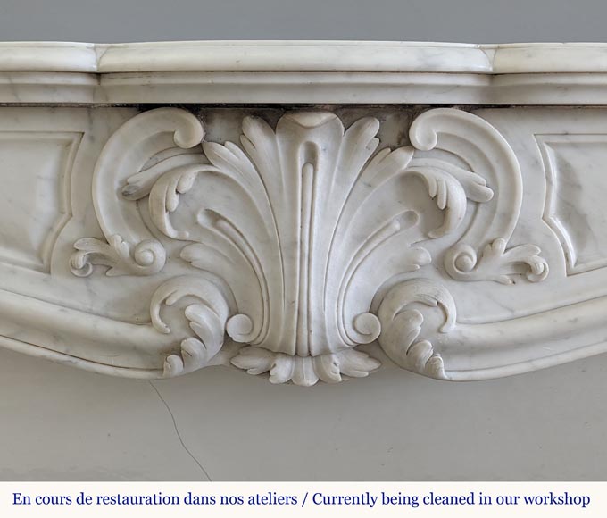 Cheminée de style Louis XV en marbre de Carrare décorée d'une palmette-1