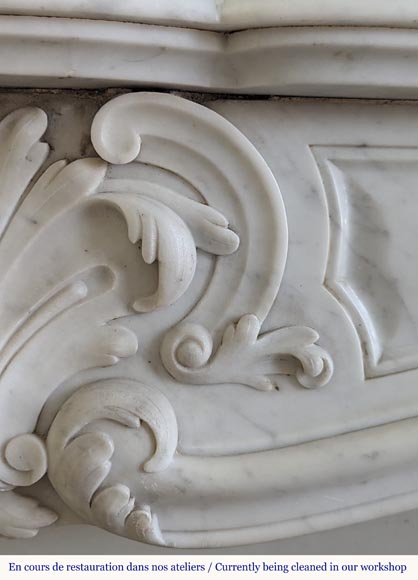 Cheminée de style Louis XV en marbre de Carrare décorée d'une palmette-3